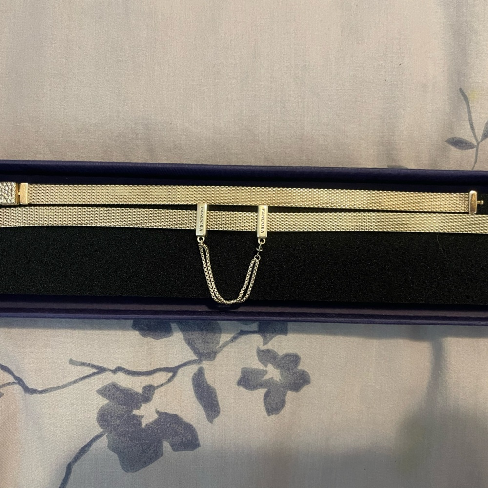 Pandora choker with bracelete